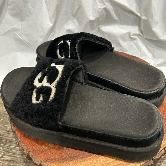 UGG LATON BLACK SHEEPSKIN FLUFF SLIDE Sandals WOMEN'S US SIZE 9 - Picture 2 of 4